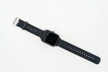 Dikdörtgen yüzlü ve silikon kayışlı siyah akıllı çift beyaz arkaplan üzerine serili