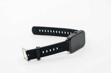 Beyaz zemin üzerinde dikdörtgen yüzlü ve silikon bantlı siyah akıllı saat, izole ürün çekimi