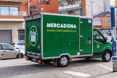 Barselona, İspanya - 3 Şubat 2026: Bir şehir caddesine park etmiş yeşil bir Mercadona süpermarket teslimat kamyonu, e-ticaret bakkal hizmetleri ve kentsel lojistik dağıtımı.