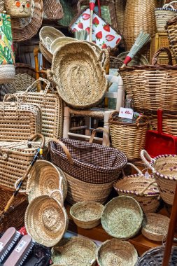 Renkli market tezgahı el yapımı dokunmuş hasır ve çeşitli boyutlarda ve şekillerde saman sepetleri, kırsal el sanatları vitrinleri, doğal lifler ve dokularla dolu..