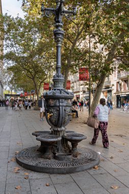 Barcelona, İspanya - 14 Şubat 2026: Canaletes 'in ikonik font lambası direği ve La Rambla' daki çeşme, futbol taraftarları ve turistler için ünlü bir buluşma noktası..