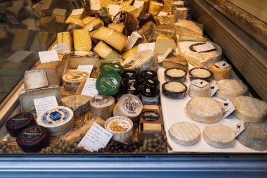 Barselona, İspanya - 22 Şubat 2026: Snowdonia ve Camembert de dahil olmak üzere çeşitli gurme peynirleri yerel bir şarküteride sergileniyor..