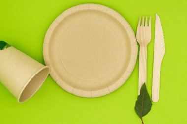 Ekolojik plakalar, çatal, bıçak ve cam, çevre dostu, gübreleme, tek kullanımlık ve geri dönüşümlü malzemeler. Sıfır plastik, gezegeni kurtar, plastiği durdur. Atık geri dönüşüm konsepti. Tek kullanımlık plastikleri yasakla