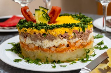 Mimosa Salatası. Havuç, balık, patates ve mayonez kaplı haşlanmış yumurta tabakları..
