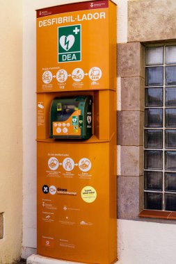 Barselona, İspanya - 14 Ağustos 2022. Otomatik dış defibrilatör. Belli aritmileri ve kalp durmalarını teşhis eden bir cihaz. Böylece hastanın ölümünü engelliyor. Tam otomatik (AED) ya da yarı otomatik olabilir (AED).