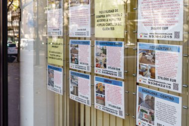 Barselona, İspanya-18 Eylül 2022. Satılık ya da kiralık dairelerin reklamları olan bir emlak acentesinin gösterisi. Artan mortgage faiz oranları kavramı