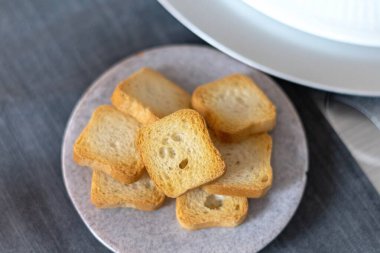 Seramik tabakta tost aperatif için hazır.