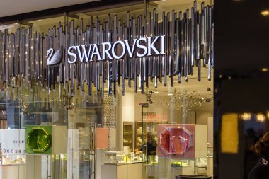 Barselona, İspanya - 28 Şubat 2022. Swarovski logosu, merkezi Avusturya 'nın Wattens kentinde bulunan Swarovski Grubu' na ait kesilmiş kristalden yapılmış lüks bir üründür..