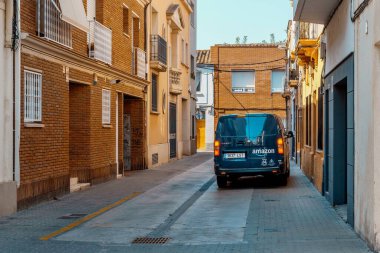 Barselona, İspanya-16 Ağustos 2022. Amazon Prime logolu Amazon minibüsü, büyük bir şehirde bir eve teslimat yapıyor..