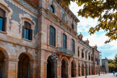 Barselona, İspanya - 18 Ağustos 2022. Katalonya Parlamentosu 'nun ön cephesi, Katalonya Özerk Topluluğu' nun özerk yönetiminin gücü, İspanya 'da kazanılmıştır..