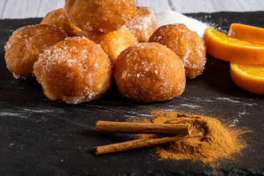 Tarçın şekeri ve portakallı ev yapımı rüzgar böreği. Büyükannenin tarifi.