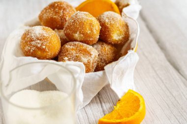 Tarçın şekeri ve portakallı ev yapımı rüzgar böreği. Büyükannenin tarifi.