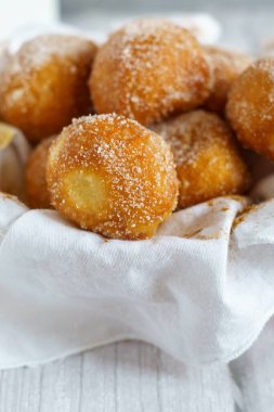 Tarçın şekeri ve portakallı ev yapımı rüzgar böreği. Büyükannenin tarifi.