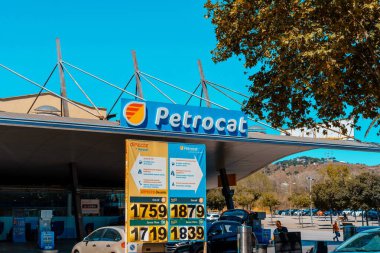 Barselona, İspanya-16 Ağustos 2022. Petrocat, Katalonya genelinde akaryakıt dağıtımı ve ticarileştirmeye adanmış bir Katalan şirketi. İspanya Generalitat de Catalunya tarafından kuruldu..