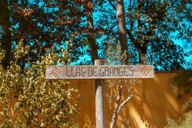 Barselona, İspanya-20 Ağustos 2022. İspanya, Berga 'daki Llac de Grauge odununun göstergesi..