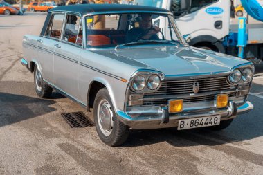 Barselona, İspanya-27 Kasım 2022. SEAT 1500, Fiat 1800 / 2100 ile ilgili ve 1963-1972 yılları arasında İspanyol SEAT firması tarafından lisans altında üretildi. İspanyol taksi şoförleri tarafından çok beğenilen bir model.