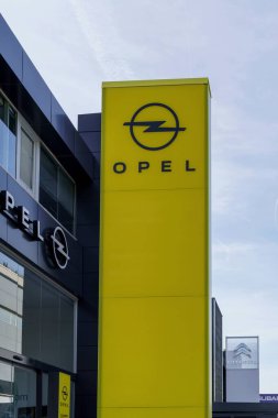 Barselona, İspanya-27 Kasım 2022. Opel Automobile GmbH 'nin logosu ve cephesi, çok uluslu Stellantis' in sahibi olduğu Alman otomobil şirketi..