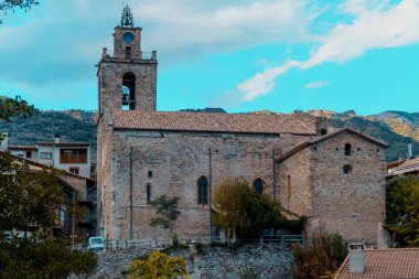 Spai, Baga Barcelona 'nın ortaçağ köyündeki Sant Esteve kilisesinin köprüsünden manzara.