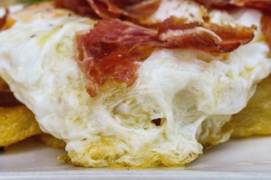 Yağda yumurta, bol miktarda zeytin yağı, kızarmış patates ve jambon, İspanyol gastronomisinde çok yaygındır. Tipik İspanyol mezeleri.