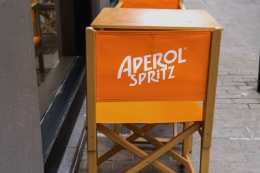 Barselona, İspanya-18 Eylül 2022. Spritz, kuzeydoğu İtalya 'da genellikle aperatif olarak sunulan Venedik şarabı bazlı bir kokteyl. Prosecco, sindirim güçlendirici ve soda içerir..