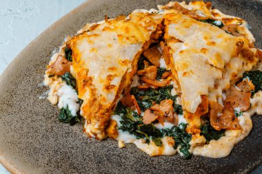 Ev yapımı et ve sebze lazanyası. Büyükannenin tarifi. Üst görünüm