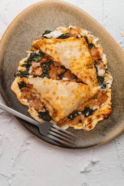 Ev yapımı et ve sebze lazanyası. Büyükannenin tarifi. Üst görünüm