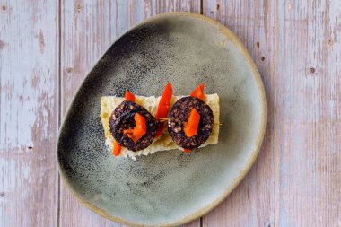 Kırmızı biberli Burgos kanlı sosisi. Tipik İspanyol tapa şişi.