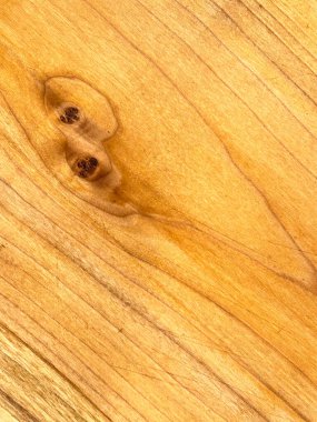 Açık kahverengi ahşap bir yüzey detaylı bir görünüm küçük bir düğüm deseni ve görünür doğrusal tahıl ile iç aydınlatma doğal renk varyasyonu