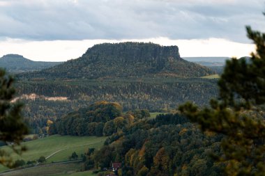 Lilienstein Dağı Sakson İsviçre Ulusal Parkı 'nda. Manzaradaki masa şekilli dağ Doğu Almanya 'da bir seyahat noktasıdır. Doğa yürüyüşünün turistik cazibesi.