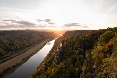 Gün batımında Sakson İsviçre manzarası. Sonbahar mevsiminde Doğu Almanya 'nın güzel doğası. Renkli yapraklar ve kumtaşı dağları. Milli park bir seyahat yeridir..