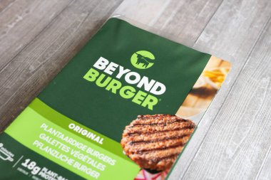 DRESDEN, ALMANY - 27. Ekim 2025: Beyond Meat şirketinden Beyond Burger Patty. Geleneksel sığır eti köftelerine alternatif olarak hayvan dostu vejetaryen yemekleri. Ürün ambalajının kapatılması.