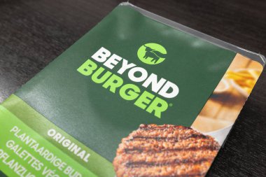 DRESDEN, ALMANY - 23. Ekim 2025: Beyond Meat şirketinin Burger ambalajının ötesinde. Vegan (bitki bazlı) köfte donduruldu ve barbekü için hazır. Hayvan dostu hamburger yiyecekler..