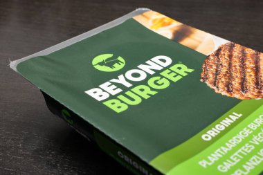 DRESDEN, ALMANY - 23. Ekim 2025: Beyond Meat şirketinin Burger ambalajının ötesinde. Vegan (bitki bazlı) köfte donduruldu ve barbekü için hazır. Hayvan dostu hamburger yiyecekler..