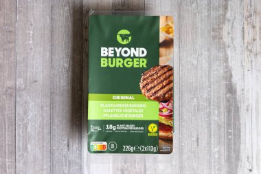 DRESDEN, ALMANY - 27. Ekim 2025: Beyond Meat şirketinin Burger ürün paketinin ötesinde. Vegan (bitki bazlı) köfte donduruldu ve barbekü için hazır. Hayvan dostu hamburger yiyecekler..