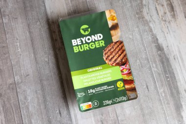 DRESDEN, ALMANY - 27. Ekim 2025: Beyond Meat şirketinin Burger ürün paketinin ötesinde. Vegan (bitki bazlı) köfte donduruldu ve barbekü için hazır. Hayvan dostu hamburger yiyecekler..