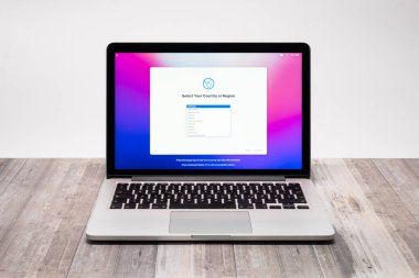 DRESDEN, ALMANA - 31. Ekim 2025: Apple MacBook Pro 2015 'in başlarında gümüş renginde. Laptop bilgisayarı yakın planda. Cupertino 'daki Silikon Vadisi olarak bilinen şirketten gelen teknoloji ürünü..