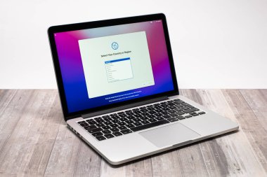 DRESDEN, ALMANA - 31. Ekim 2025: Apple MacBook Pro 2015 'in başlarında gümüş renginde. Laptop bilgisayarı yakın planda. Cupertino 'daki Silikon Vadisi olarak bilinen şirketten gelen teknoloji ürünü..