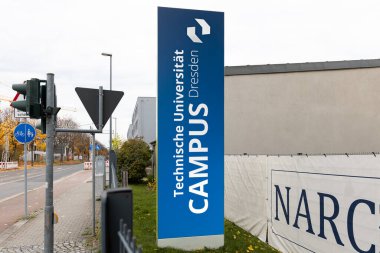 DRESDEN, ALMANY - 1. Kasım 2025: Technische Universitaet Dresden (Teknoloji Üniversitesi) ya da mavi arka planda TU Dresden kampüsünün yeni logosu. Yeniden dizayn edilen simgenin yakın plan görüntüsü.
