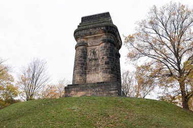 DRESDEN, ALMANY - 1. Kasım 2025: Dresden-Raecörnitz 'deki Bismarck Kulesi. Anıt bugün gözlem kulesi olarak kullanılıyor. Birçok turist için popüler bir tatil beldesi..