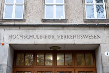 DRESDEN, ALMANY - 1. Kasım 2025: Hochschule fr Verkehrswesen (Ulaştırma ve Trafik Bilimleri Fakültesi) TU Dresden kampüsüne giriş tabelası. Potthoff-Bau cephesindeki isme yakın çekim.