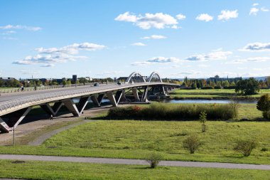 DRESDEN, ALMANA - 18. Ekim 2025: Waldschloesschen Köprüsü dış bina. Altyapı inşaatı Elbe nehri ile vadiyi birbirine bağlıyor..