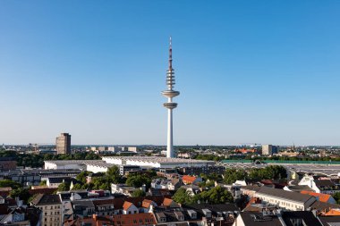 HAMBURG, ALMANY - 12. Haziran 2025: Heinrich Hertz Tower, Hamburg, Almanya. Gözlemci ve restoran platformlu bir TV kulesi. Şehrin ünlü simgesi ve en yüksek binası..