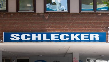 HAMBURG, ALMANY - 12. Haziran 2025: Reeperbahn 'daki bir binanın cephesindeki iflas etmiş eczane zincirinin Schlecker logosu. Anton Schlecker 'ın iflas eden şirketinin reklam tabelaları.