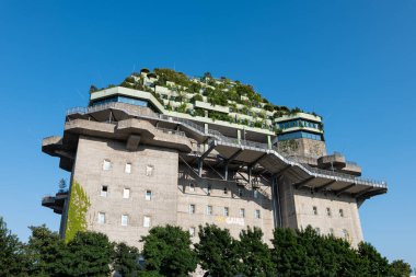HAMBURG, ALMANY - 11. Haziran 2025: St. Pauli binasındaki Bunker Hamburg. Eski Flakturm IV, kentte tarihi bir mimari yapı ve Feldstrasse 'de bir mekandır..