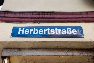 Herbertstrasse sokak adı Hamburg, Almanya 'da. St. Pauli 'nin genelev bölgesindeki kavşakta yol işareti var. Evlerin pencerelerinde fahişelerle ünlü bir yer..