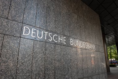 HAMBURG, ALMANY - 11. Haziran 2025: Binanın dış tarafında Deutsche Bundesbank tabelası var. Alman Merkez Bankası, Eurosystem içinde bir finansal otoritedir. Levhalı duvara yakın çekim..