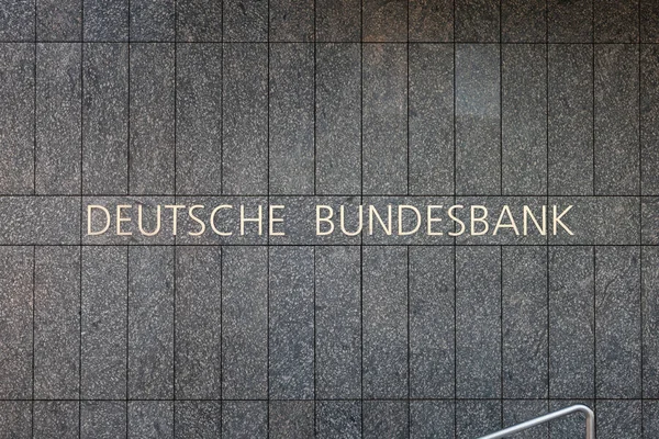 HAMBURG, ALMANY - 11. Haziran 2025: Alman Merkez Bankası binasında Deutsche Bundesbank imzası. Mali otorite, Avro Sistemi 'nin bir parçasıdır. Dış duvardaki tabelayı kapatın..