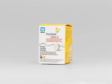 DRESDEN, ALMANY - 19. Ocak 2024: Freestyle Libre 3 sensör kutusu beyaza izole edilmiş glikozu ölçmek için. Abbott 'tan CGM ürününün ambalajı. Müşteriler şeker hastası..