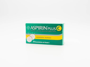 DRESDEN, ALMANY - 22. Şubat 2024: Bayer haplarından alınan Aspirin + C beyaz üzerine izole edilmiş bir pakette. Ateşe ve ağrıya karşı asetilsalisilik asit içeren ilaçlar..