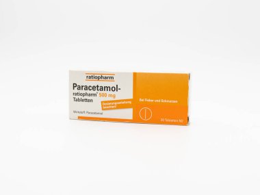 DRESDEN, ALMANY - 22. Şubat 2024: Beyaz üzerine izole edilmiş bir pakette ortiopharm haplarından alınan parasetamol. Ateş ve acıya karşı ilaç..